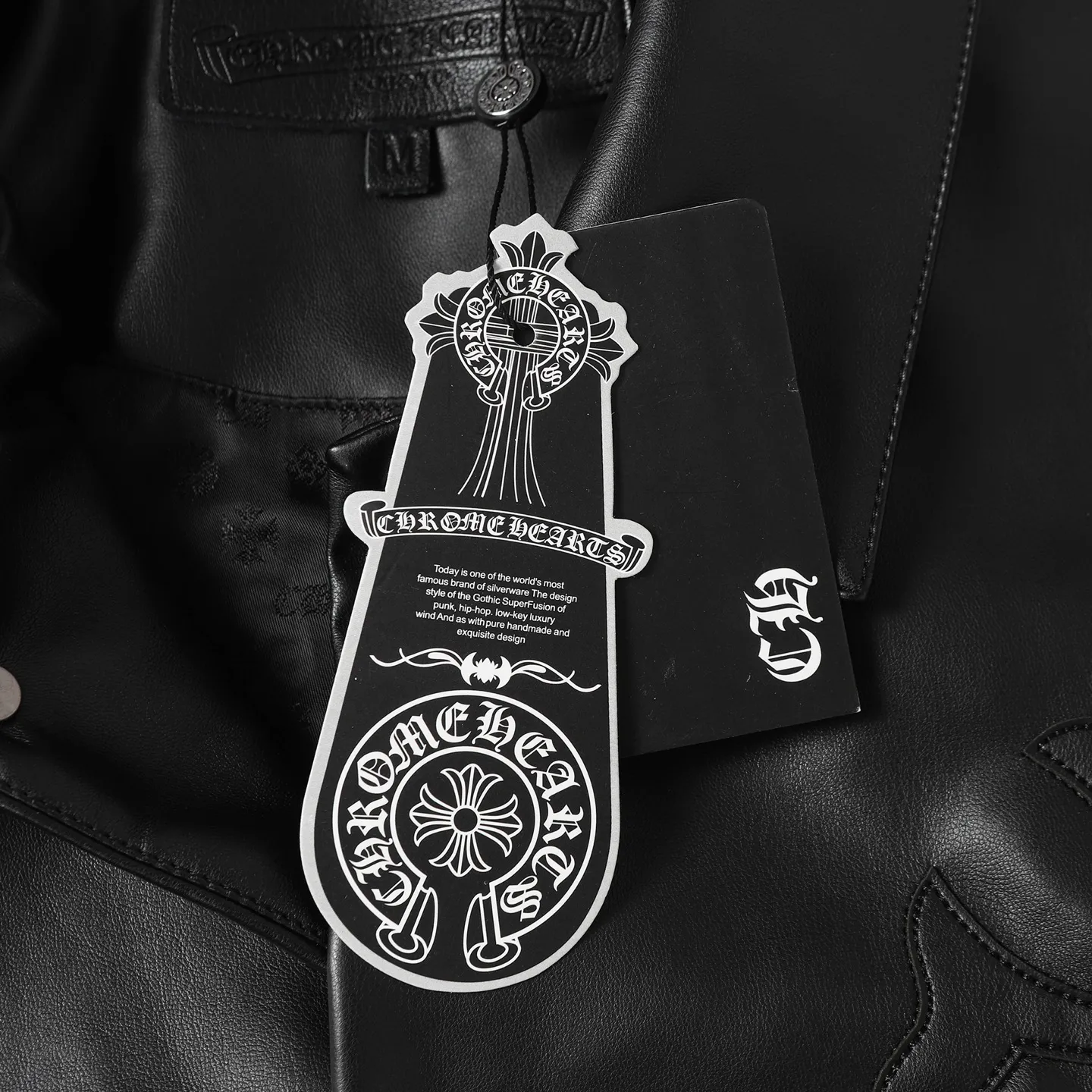 P540 Chrome Heart*/Chrome Heart Hardware Cross Leather Snap Button Jacket Originally purchased for 84,300, the fabric is made of black pebbled two-layer cowhide, customized silk jacquard logo lining, embroidery is processed by TAJIMA machine, patch embroidery technology, imported template machine shape on the back, customized genuine leather trademark, customized genuine leather size, customized 5.8cm metal logo mark, customized 18mm four-button buckle, customized 18mm two-button button, a full set of three-label accessories, exclusively produced.  Size：S/M/L/XL